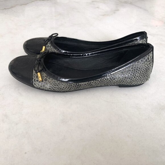 Tory Burch cap toe ballet flats / shoes, black patent leather & snakeskin, bows - Picture 1 of 10